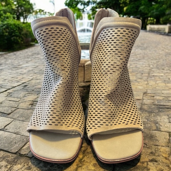 Ladie’s Vince Camuto Open Toe Shooties - Picture 3 of 4